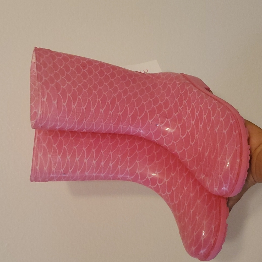 Girl's pink rainboots